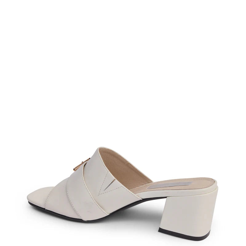 Kathryn Wilson - Maddie Mule // White Calf